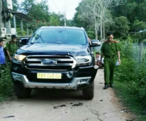 Nam cán bộ đăng ký đất lái ôtô tông chết hàng xóm