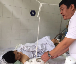 Nam sinh kiến trúc bị cửa xe khách kẹp đứt lìa cánh tay trên đường về quê