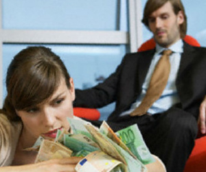 Nghiên cứu nói rằng: Chồng càng nộp nhiều lương cho vợ, gia đình càng hạnh phúc