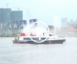 Video: Hơn 500 người tập chữa cháy trên sông Sài Gòn