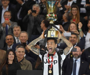 Cả thế giới chỉ còn 2 người nhiều cúp hơn Dani Alves