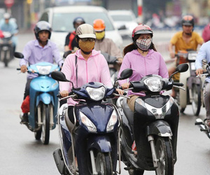 Chuyên gia thời tiết lý giải việc người Hà Nội phải mặc áo rét ra đường giữa... mùa hè
