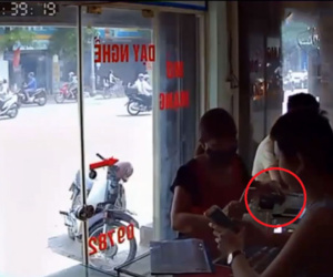 Clip: Chủ cửa hàng bị "nữ quái" qua mặt, trộm iPhone ngay trước mặt