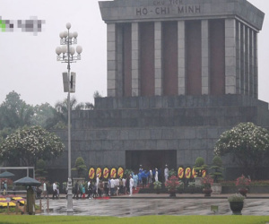 Clip: Xúc động hình ảnh dòng người đội mưa xếp hàng vào Lăng Bác