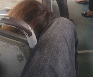 Lộ diện "soái ca" cho cô gái mượn chân làm gối trên xe bus gây sốt mạng xã hội