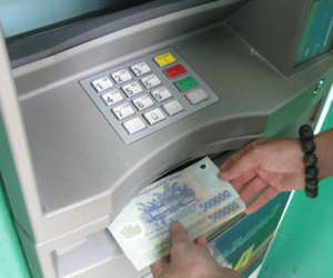 Rình người rút tiền ở ngân hàng để trộm hàng trăm triệu đồng