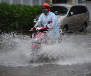 Sài Gòn mưa lớn, nhiều tuyến đường ngập nặng