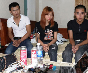Thiếu nữ cùng 2 thanh niên rủ nhau vào khách sạn "đập đá"