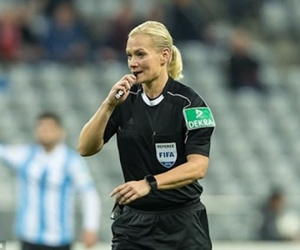 Bạn gái của Howard Webb trở thành nữ trọng tài đầu tiên trong lịch sử Bundesliga