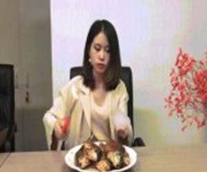 Clip: "Thánh nữ công sở" nướng cá trên tay bốc lửa gây choáng