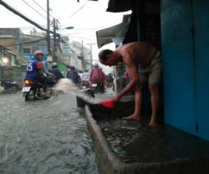 Hàng loạt tuyến đường ở Sài Gòn bị ngập trong cơn mưa lớn