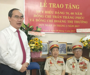 Rơi nước mắt khi được Bí thư Nguyễn Thiện Nhân trao huy hiệu tuổi Đảng