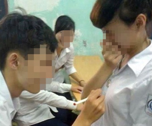 Sốc với màn "sờ ngực" để nhớ nhau trong ngày chia tay của học sinh