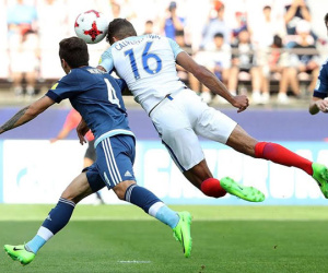 U20 Anh bùng nổ, U20 Argentina nổi điên đánh người