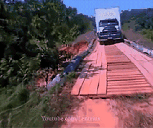 Vượt quá tải trọng 16 tấn, tài xế liều lĩnh chạy qua khiến cầu sập, xe rớt xuống sông