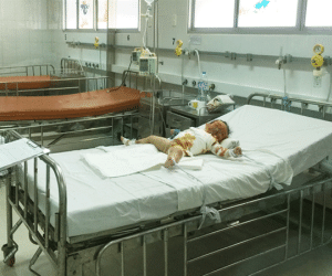 Bình trà nóng dội xuống đầu, bé gái 1 tuổi nguy kịch