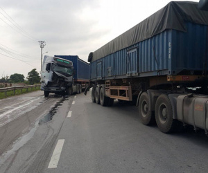 Container không làm chủ tốc độ, tông vào đuôi xe trước, giao thông ùn tắc