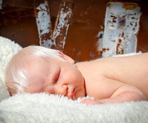 Em bé vừa chào đời đã có mái tóc bạc trắng như tuyết, làm "náo loạn" mạng xã hội