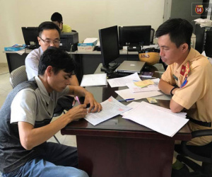Hà Nội: Phạt 3,2 triệu, tước bằng lái tài xế taxi chạy vào đường ưu tiên