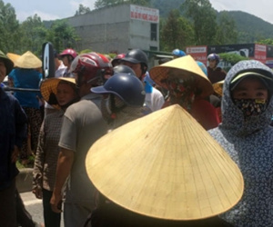 Nhiều người dân phản đối việc làm sai trái của linh mục Nguyễn Đình Thục