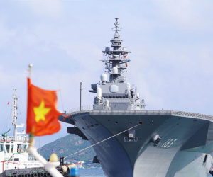 Uy lực tàu sân bay lớn nhất của Nhật đang đậu ở Cam Ranh