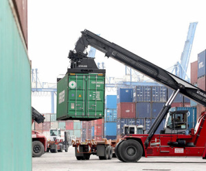 Xe container khổ vì phí trong, phí ngoài