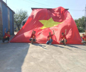 CĐV Việt Nam mang đại kỳ tiếp lửa thầy trò HLV Hoàng Anh Tuấn ở Hàn Quốc