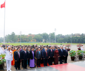 Đại biểu Quốc hội viếng Chủ tịch Hồ Chí Minh
