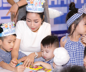 Ốc Thanh Vân xoay như chong chóng khi đưa cả 3 con đi xem phim