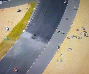Clip: Tai nạn liên hoàn, 20 tay đua ngã xe tại MotoGP Le Mans 2017
