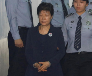 Cựu tổng thống Park Geun Hye bị còng tay trong ngày đầu ra tòa