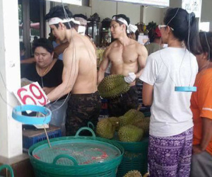 Dàn trai đẹp 6 múi bán... sầu riêng làm xôn xao cả một góc chợ