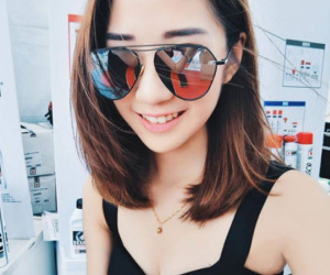 Nữ nhân viên phục vụ bất ngờ nổi tiếng vì xinh như hot girl