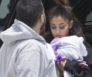 Ariana Grande đau buồn xuất hiện sau vụ nổ bom ở Manchester