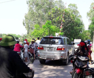 Bỏ lại xe máy, thiếu nữ nhảy sông tự vẫn
