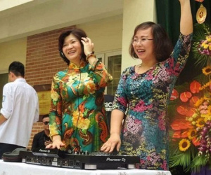 Cô hiệu trưởng lên sân khấu làm DJ trong lễ bế giảng
