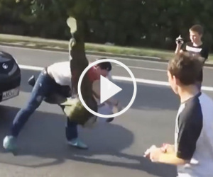 Video: Đi ô tô lên vỉa hè, tài xế hung hăng bị “thanh niên tình nguyện” quật ngã