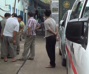 Gọi dậy đi làm, phát hiện chồng chết dưới phòng, vợ la hét cầu cứu