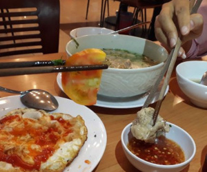 Người Việt ăn thường chấm chung chén nước mắm, coi chừng!