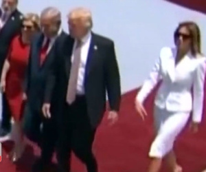 Tại sao bà Melania không thèm nắm tay chồng?