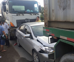 Thai phụ thoát chết khi ôtô kẹp giữa xe bồn và xe đầu kéo ở Sài Gòn