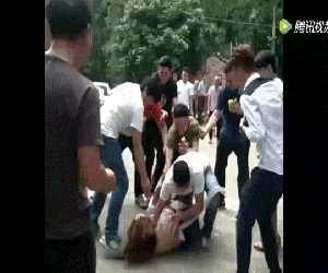 Thấy cô phù dâu xinh đẹp, nhóm bạn của chú rể tranh thủ sàm sỡ tập thể và cái kết đắng