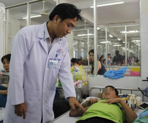 TP.HCM: Ngã xe đạp điện, bé trai 11 tuổi bất ngờ liệt hai chân
