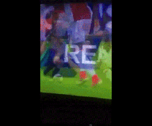 Ander Herrera bị chỉ trích vì tự ngã lăn đùng ra sân để "câu" thẻ