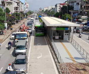 Buýt nhanh BRT sáng chật cứng, trưa vắng hoe