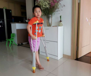 Câu chuyện ứa nước mắt về cậu bé bị gãy chân ở trường Nam Trung Yên