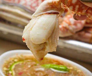 Chỉ là clip bóc ghẹ thôi nhưng lại đang khiến dân mạng Việt xem say mê “quên lối về”