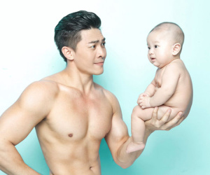 Hoàng tử xiếc Quốc Cơ nâng bổng con trai 5 tháng tuổi bằng một tay