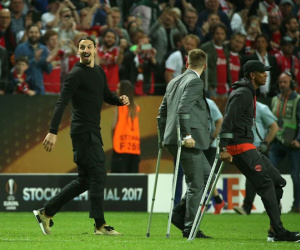 Ibra vứt nạng, chạy ra sân ăn mừng chức vô địch Europa League