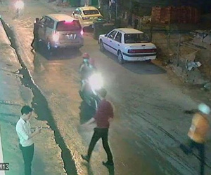 Mang dao đi trả thù cho bạn bị đối thủ đâm chết